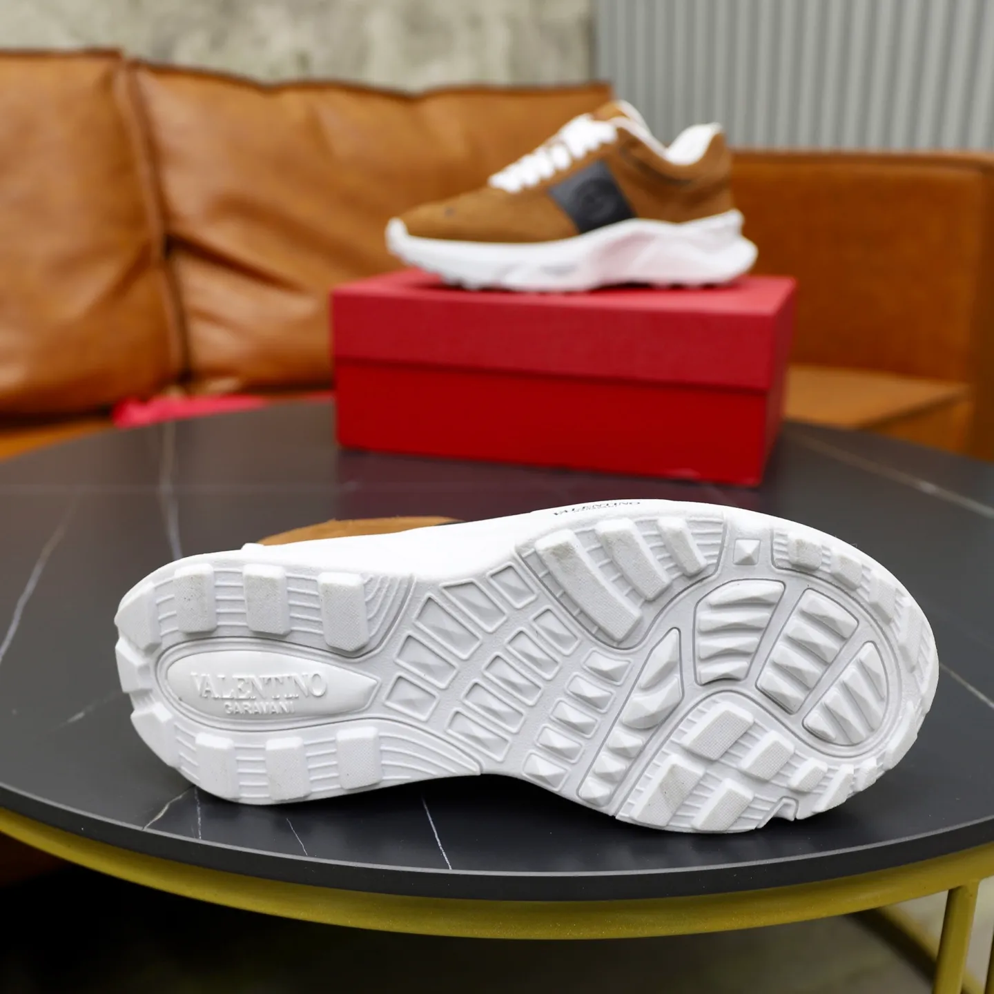 Ex-factory price: 420💰VALENTINO/Valentino Men's latest low-top thick-soled sports shoes are shipped. Made with heavy industry, men's fine casual sports shoes, versatile style. Original leather, rubber lines embellished with geometric segmented uppers, hand-sewn with precision, novel and fashionable style, rubber soles with rivet details on the front and back, VALENTINO GARAVANI LOGO printed on the side, and Valentino Garavani decorative inlay on the tongue. Logo, comfortable, breathable and durable on the feet! Comes with full original packaging! Code number: 38-39-40-41-42-43-44 (45 can be customized)